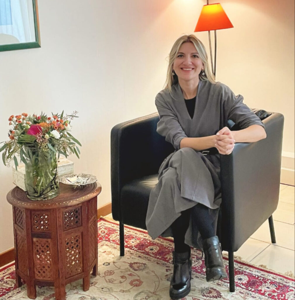 This image has an empty alt attribute; its file name is Alice4-1009x1024.jpg